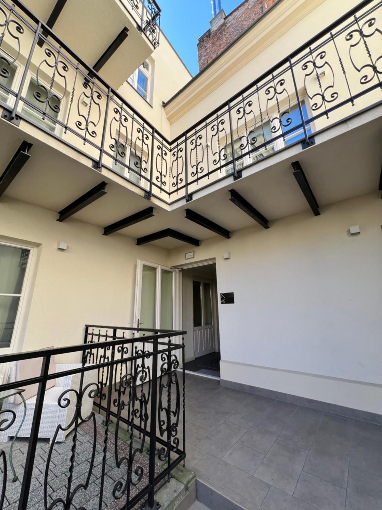 Atrium - Old Town Luxury Apartments - By Upstairs Краків Екстер'єр фото